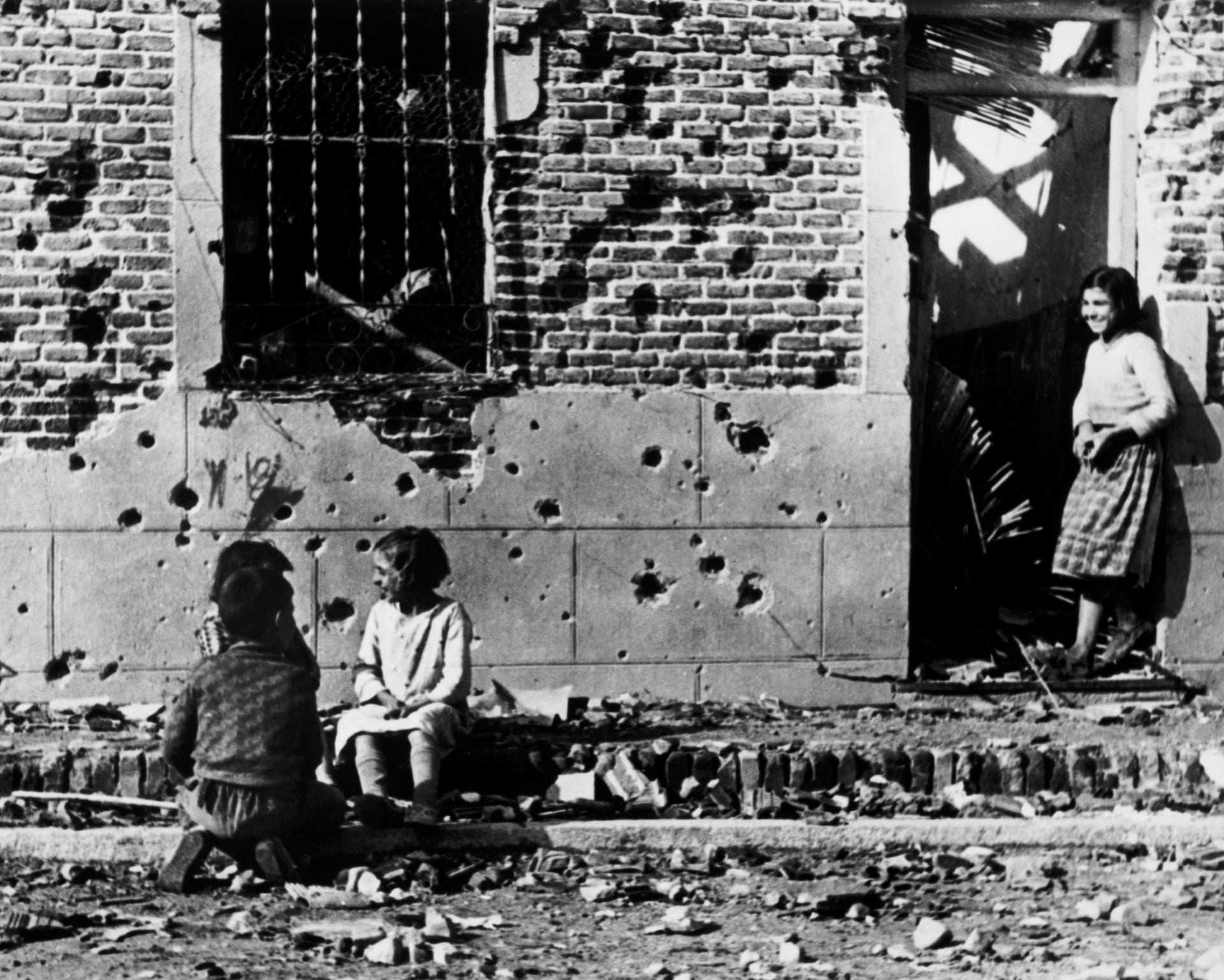 Robert Capa photograph of children outside the bomb-damaged building at 10 Peironcely Street, Madrid, 1936, at the center of the heritage dispute.