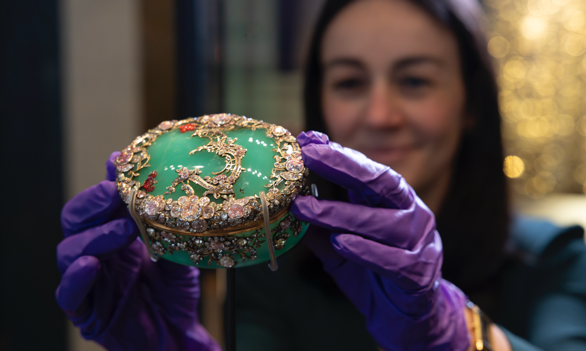 A gold 18th-century snuffbox from the Gilbert Collection displayed in a museum vitrine.